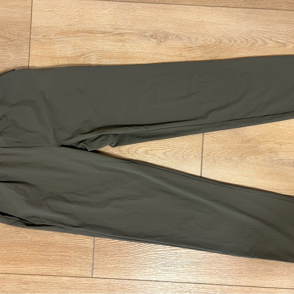 Vuori Green Chinos Sleek Performance Design